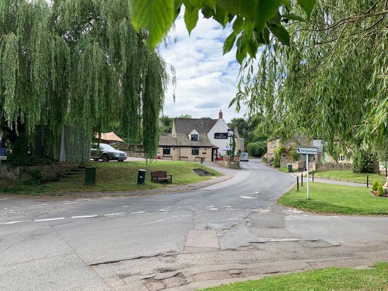 Leafield Rd, Witney, OX29 9TW The Lamb Inn UK