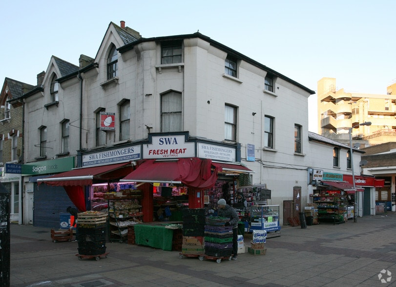 25 Catford Broa, London to rent - Building Photo - Image 2 of 4