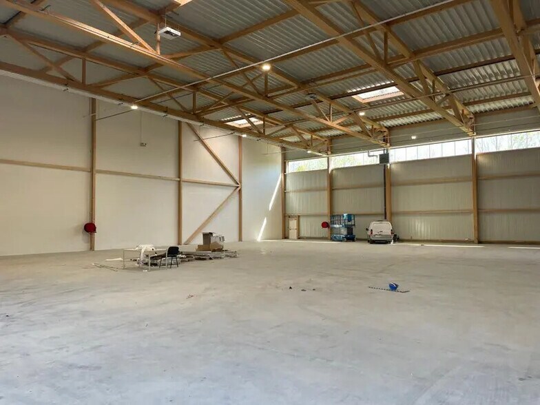 Industrial in Tremblay-en-France to rent - Building Photo - Image 3 of 9