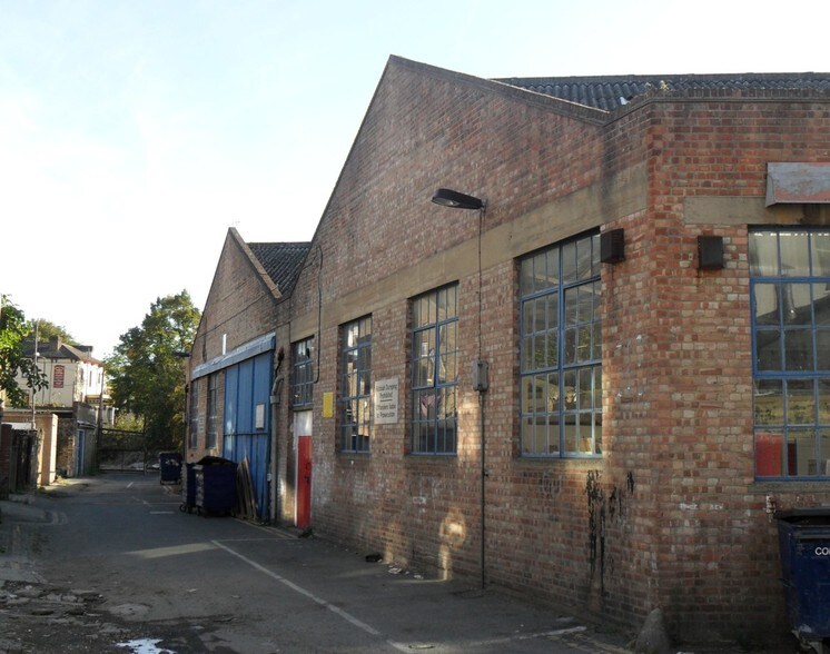 298-300 Brixton Hl, London to rent - Building Photo - Image 2 of 4