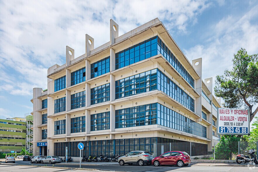 Office in Madrid, Madrid to rent - Building Photo - Image 2 of 3