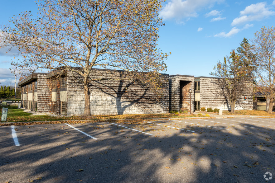 2004 Hogback Rd, Ann Arbor, MI for sale - Primary Photo - Image 1 of 8