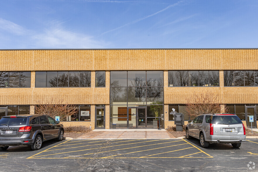 2607 N Grandview Blvd, Waukesha, WI for rent - Building Photo - Image 3 of 5