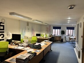 3-3 Thompsons Close, Harpenden to rent Interior Photo- Image 2 of 4
