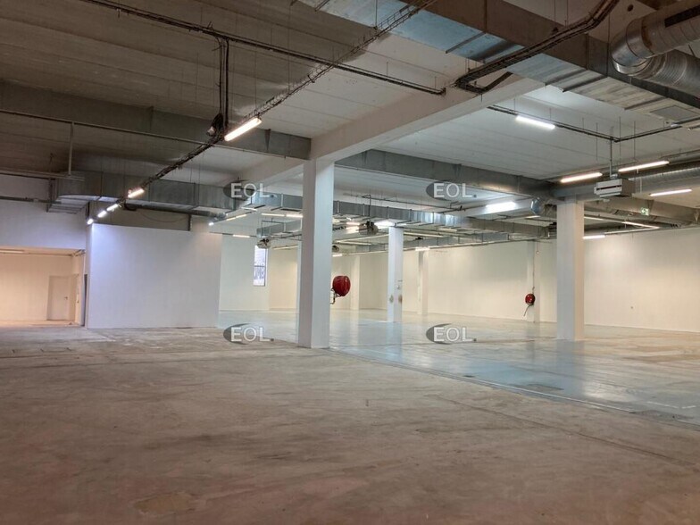 Industrial in Ivry-sur-Seine to rent - Building Photo - Image 2 of 8