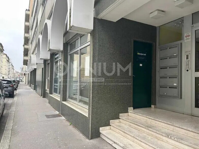 Retail in Lyon to rent - Building Photo - Image 2 of 6