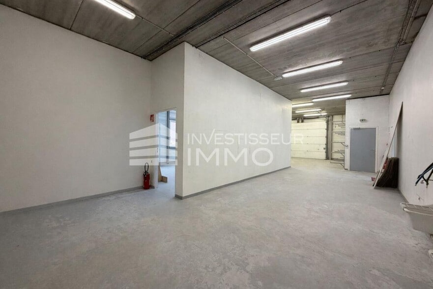 Light Industrial in Champs Sur Marne to rent - Building Photo - Image 2 of 6