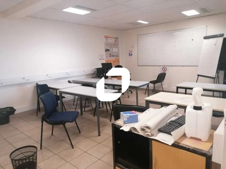 11 Rue Guy Moquet, Argenteuil to rent - Primary Photo - Image 2 of 10