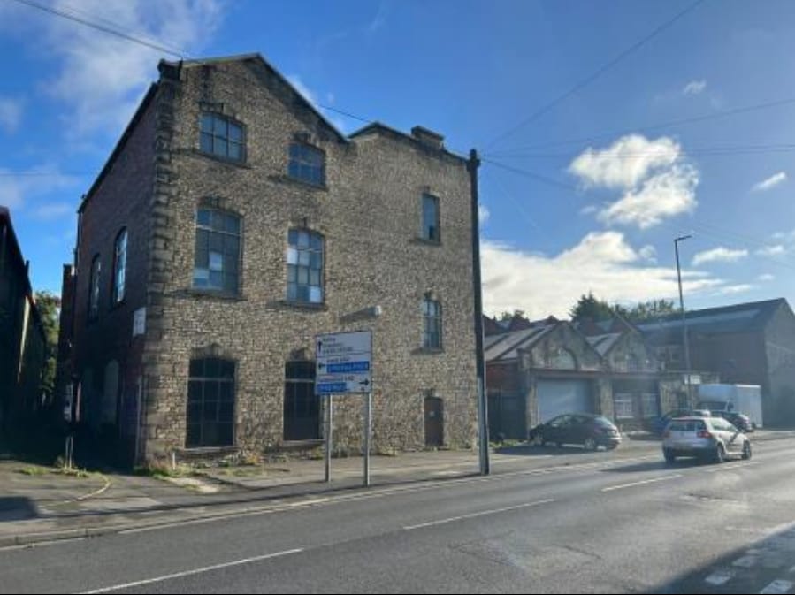 Halifax Road, Liversedge to rent Building Photo- Image 1 of 1