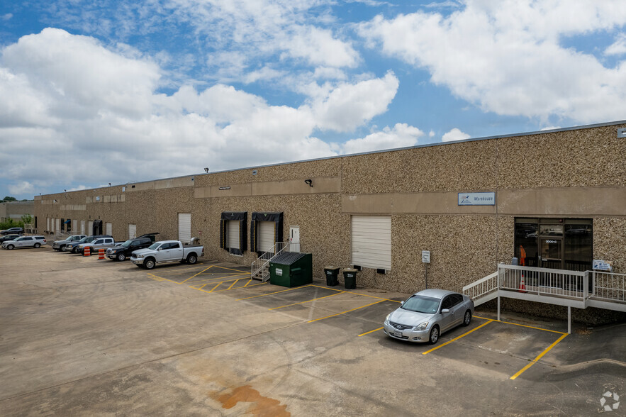 2000 Centimeter Cir, Austin, TX for rent - Building Photo - Image 2 of 5