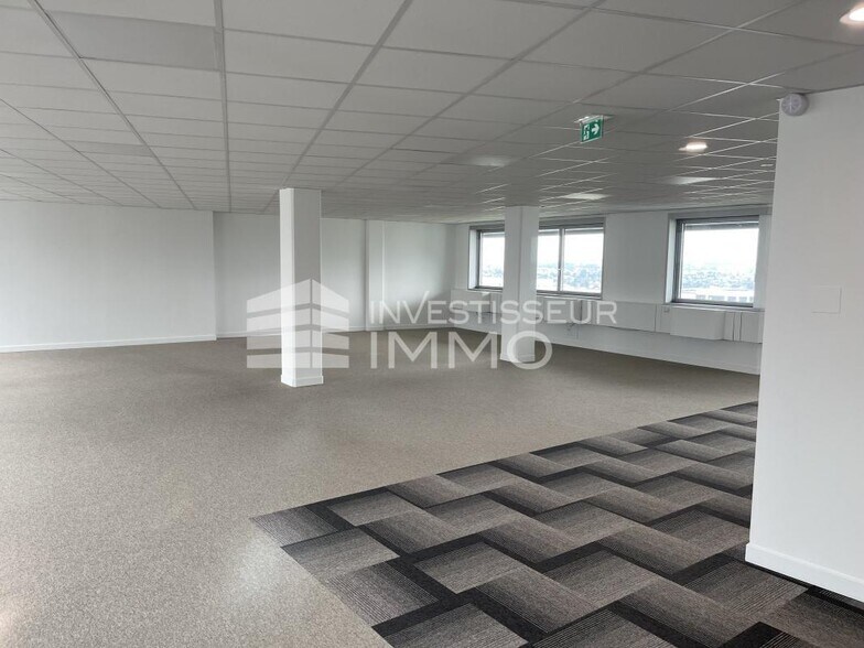 Office in Noisy-le-Grand to rent - Interior Photo - Image 3 of 4