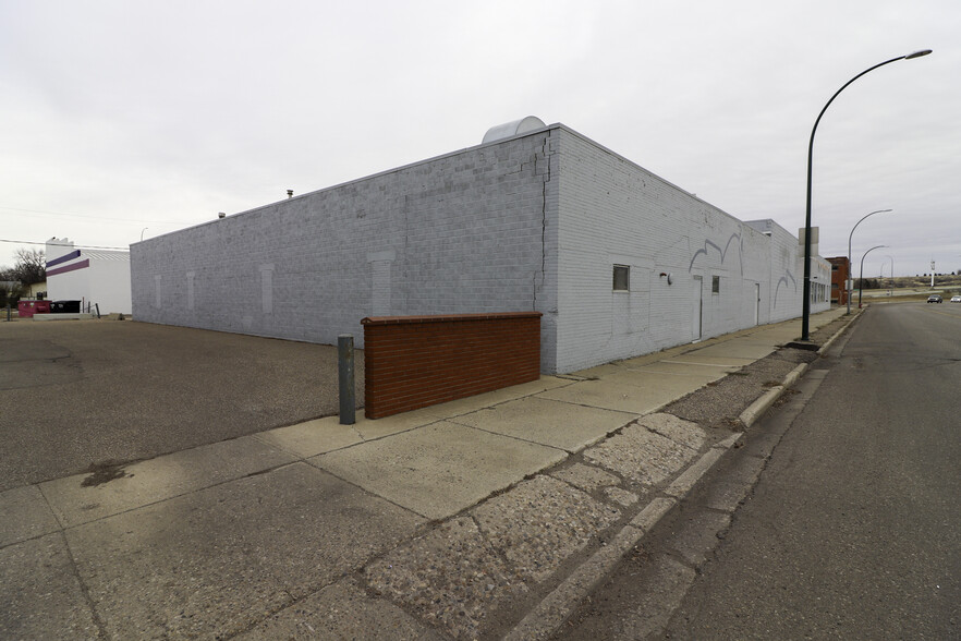 521D N Railway St SE, Medicine Hat, AB for rent - Building Photo - Image 2 of 20