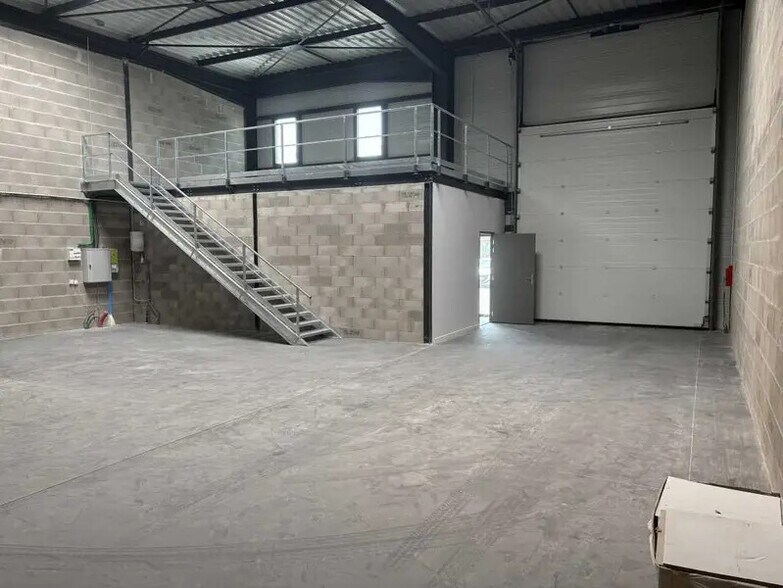 Light Industrial in Chassieu to rent - Building Photo - Image 2 of 6