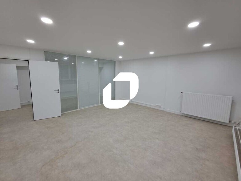 Office in Nanterre to rent - Interior Photo - Image 1 of 20