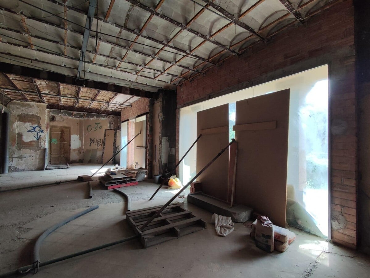 Manresa, BAR 08242 - Unit - - - Interior Photo - Image 1 of 4