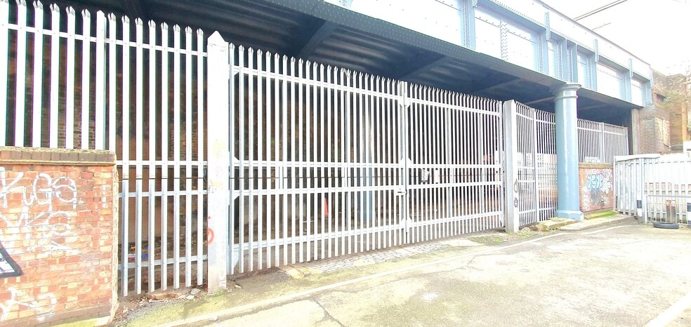 Hadleigh St, London to rent - Interior Photo - Image 2 of 12