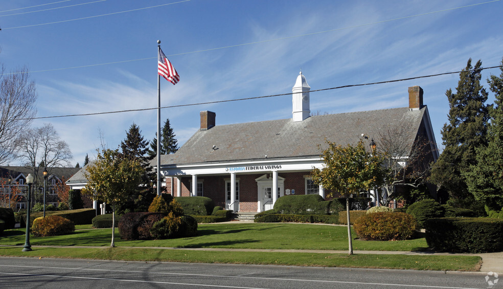 65 Nugent St, Southampton, NY for rent - Primary Photo - Image 1 of 4