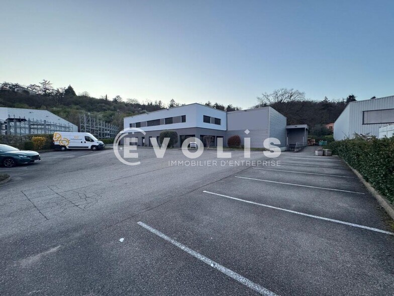 17 Route Des Sables, Chaponost to rent - Building Photo - Image 3 of 12