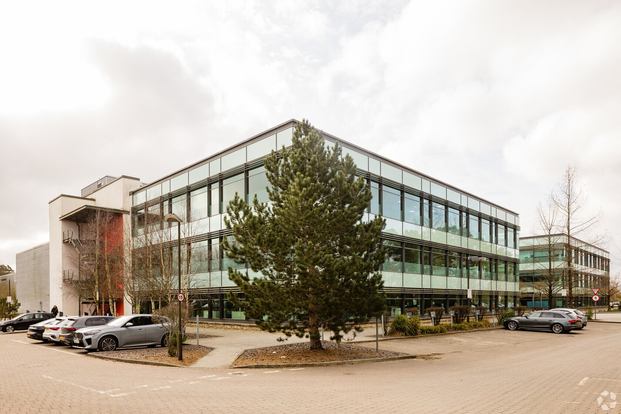 Nine Mile Ride, Wokingham for sale Primary Photo- Image 1 of 1