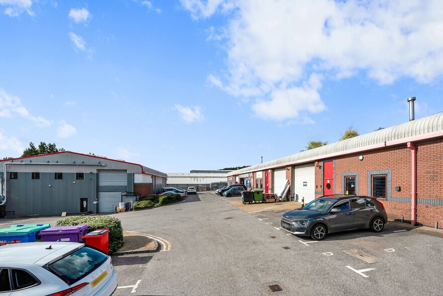 Asheridge Rd, Chesham to rent - Building Photo - Image 2 of 28