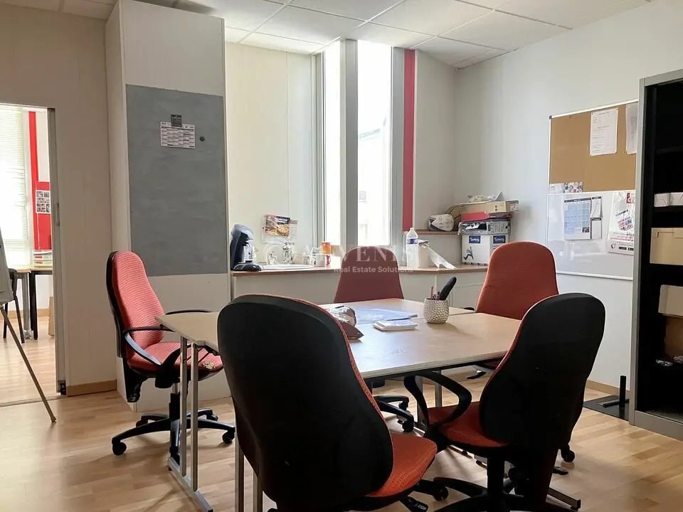 Location Bureaux 176 m² - Photo 1
