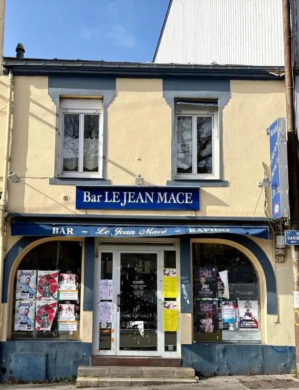 Retail in Nantes to rent Building Photo- Image 1 of 2