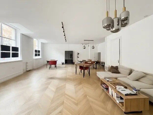 Office in Paris for sale Building Photo- Image 1 of 6