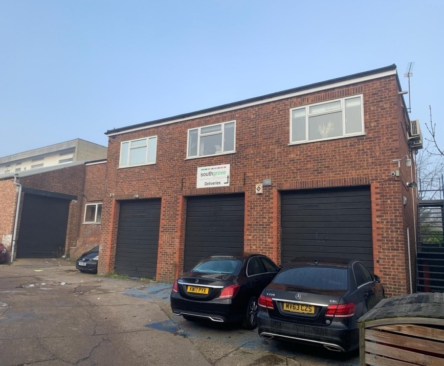 320A Uxbridge Rd, Pinner HA5 4HR UK