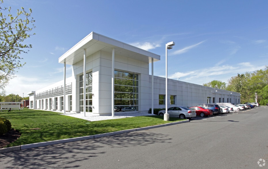 37 W Century Rd, Paramus, NJ for rent - Building Photo - Image 1 of 6