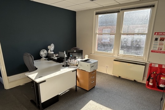 13-15 High St, Marlow to rent - Interior Photo - Image 2 of 5