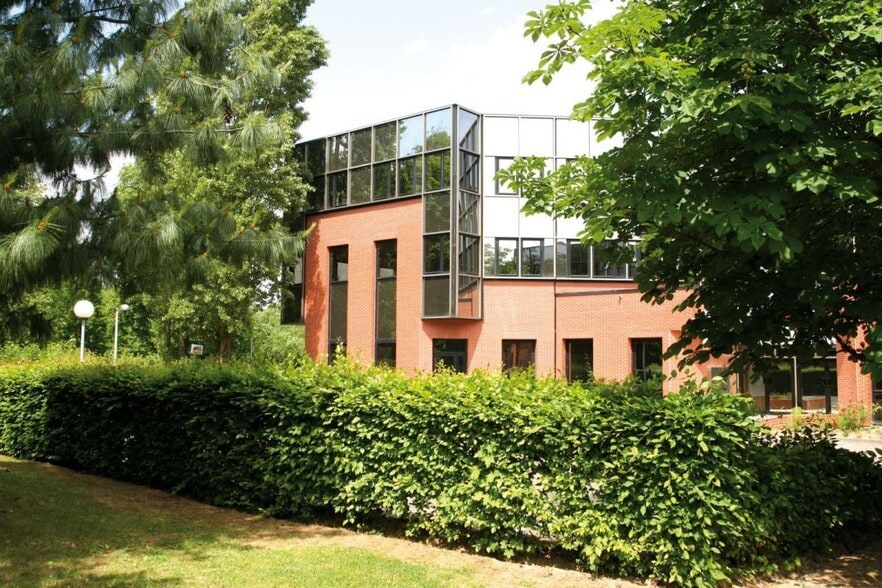 Office in Montigny-le-Bretonneux to rent - Building Photo - Image 3 of 6