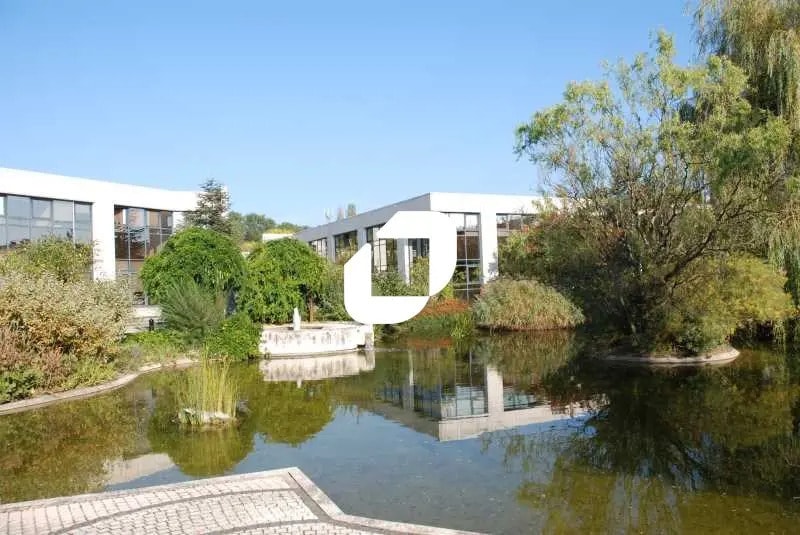 4 Rue Hélène Boucher, Guyancourt to rent Primary Photo- Image 1 of 12