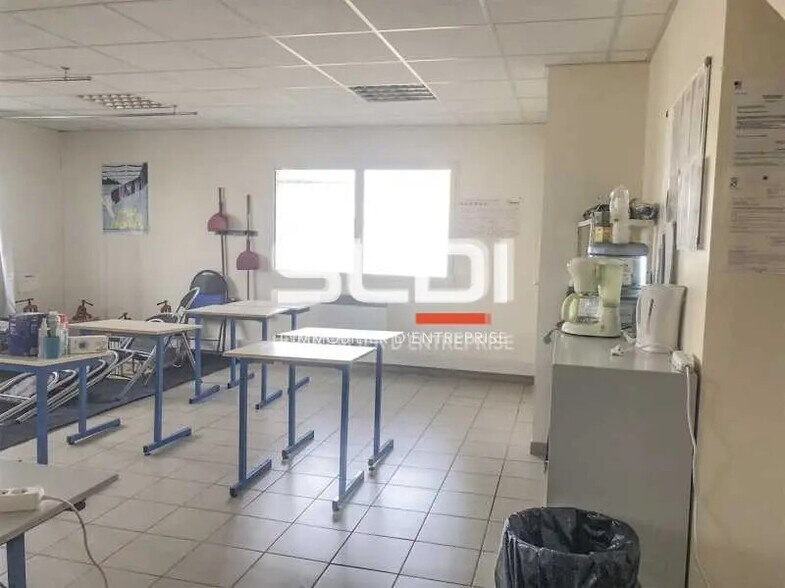 Light Industrial in Chassieu to rent - Building Photo - Image 2 of 8