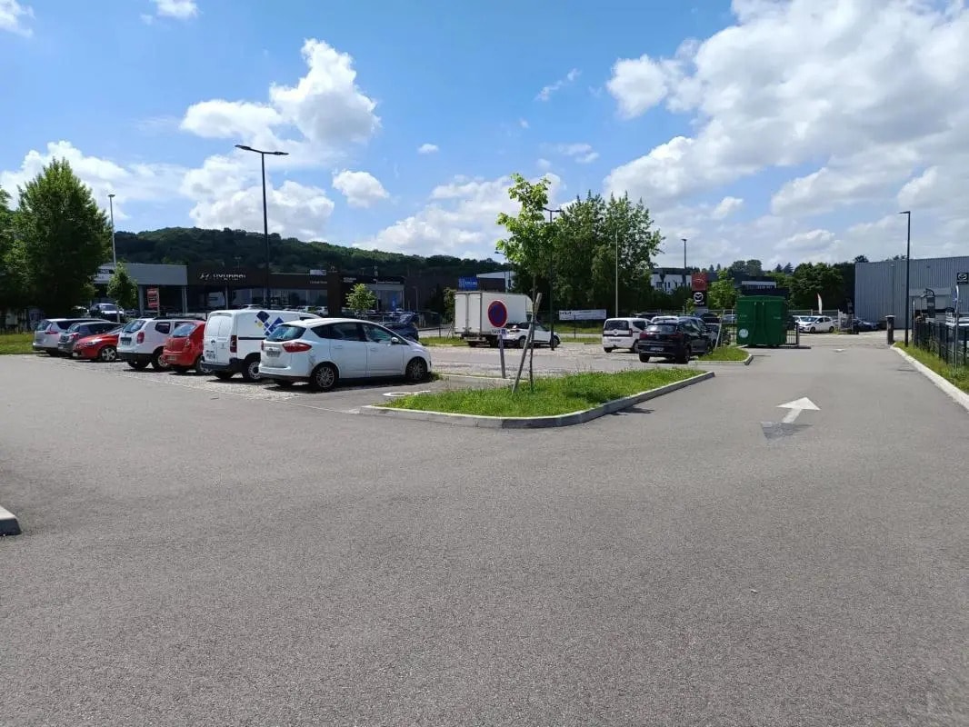 4 Rue Louis Braille, Bourgoin-Jallieu to rent Building Photo- Image 1 of 12