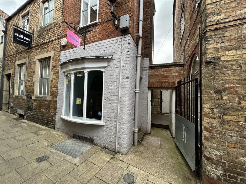 2 Wellington Ln, Stamford to rent - Primary Photo - Image 1 of 2