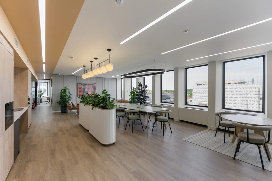 St Georges Sq, New Malden to rent - Building Photo - Image 2 of 36