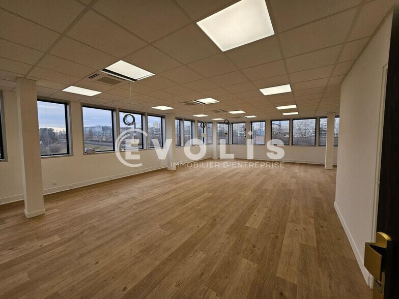 Office in Malakoff to rent - Building Photo - Image 1 of 8
