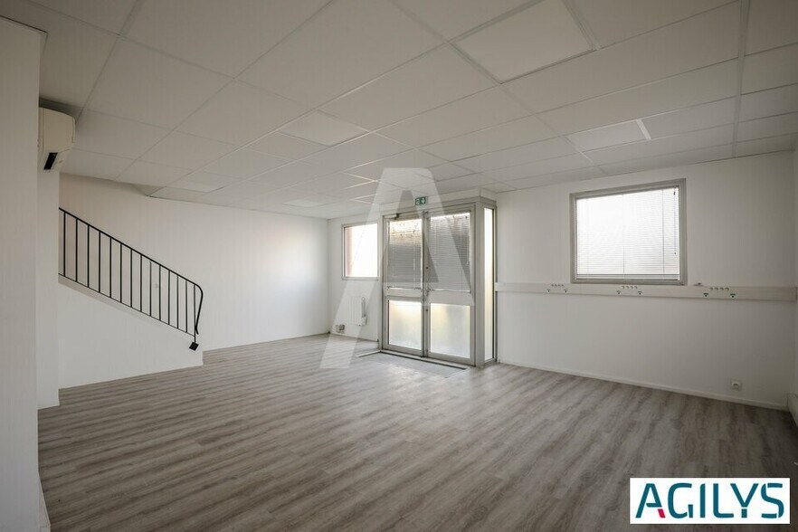 34 Route De Longjumeau, Chilly-Mazarin to rent - Interior Photo - Image 1 of 7