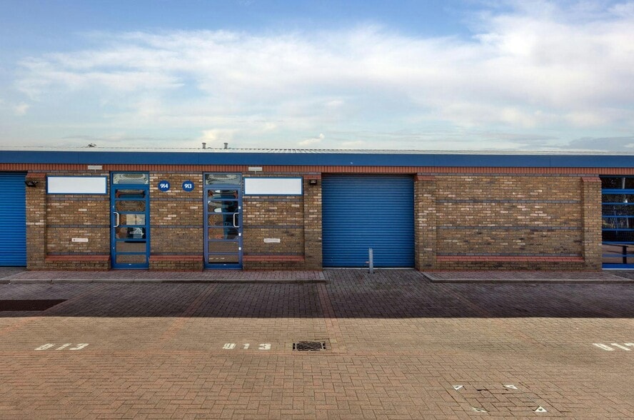 906-917 Yeovil Rd, Slough to rent - Building Photo - Image 2 of 11