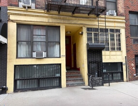 415 W 47th St, New York, NY to rent Interior Photo- Image 1 of 2