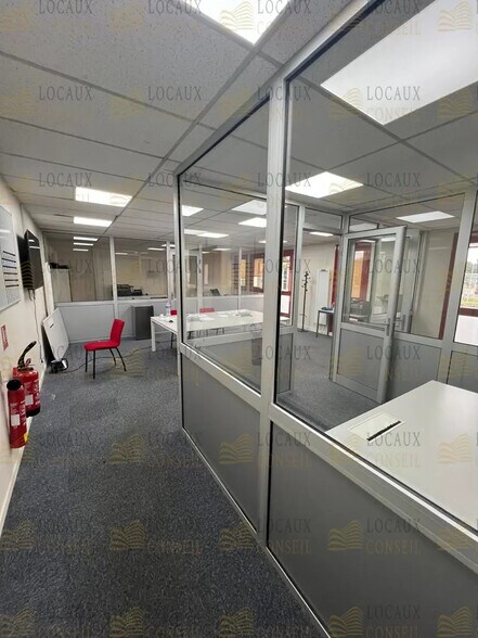 Light Industrial in Éragny to rent - Interior Photo - Image 1 of 4