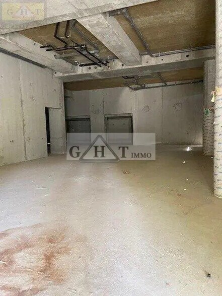 Retail in Ivry-sur-Seine to rent - Interior Photo - Image 3 of 3