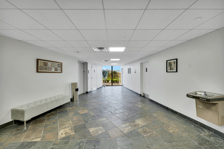 800 Enterprise Dr, Oak Brook, IL for rent - Interior Photo - Image 3 of 36