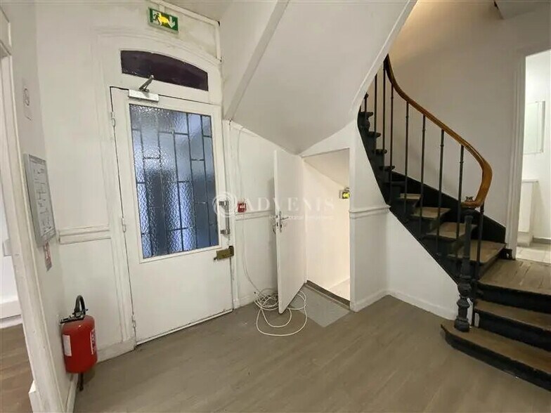 Office in Montrouge to rent - Lobby - Image 2 of 12