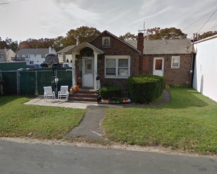 295 Centre Ave, Lindenhurst, NY for rent - Primary Photo - Image 1 of 11