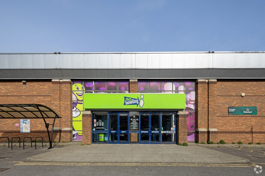 Court Dr, Dunstable to rent - Building Photo - Image 2 of 4