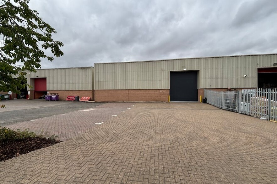 Avenue Two, Witney to rent - Building Photo - Image 2 of 2