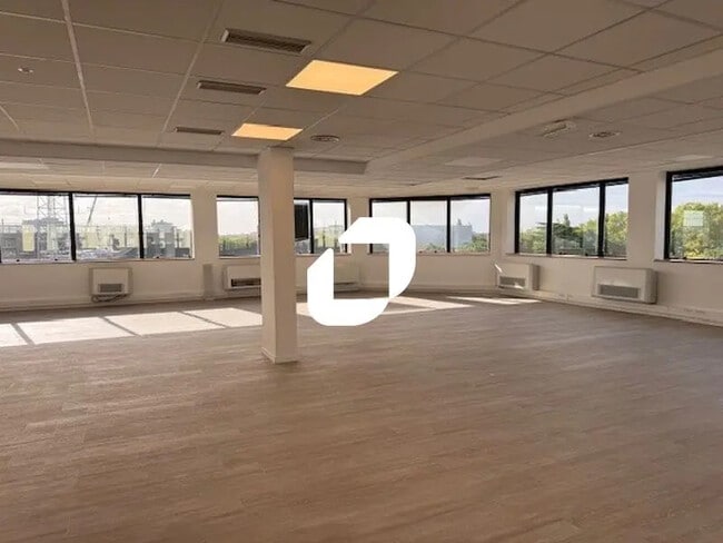 Location Bureaux 117 m² à 1 818 m²