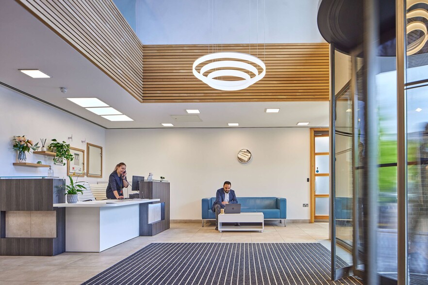 Reeds Cres, Watford to rent - Interior Photo - Image 2 of 9