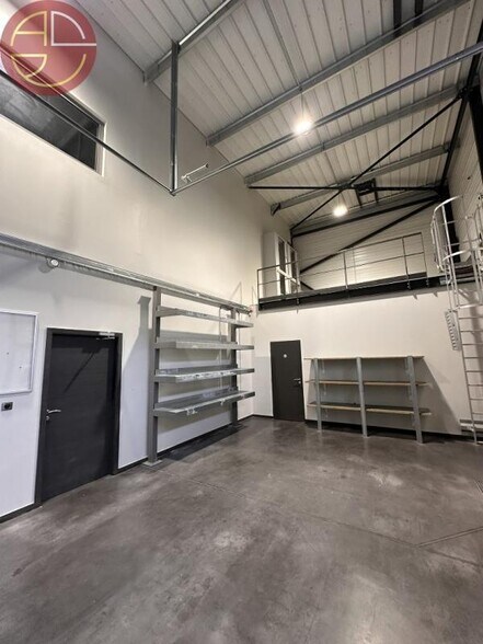 Retail in Colomiers to rent - Interior Photo - Image 3 of 13